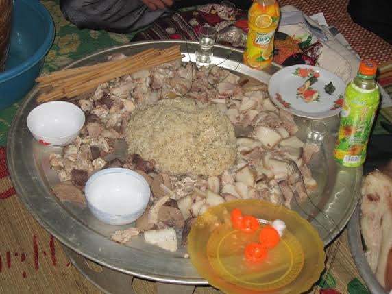 mâm cơm của đồng bào Thái ở Chiêng Ngam (ảnh: Minh Long).