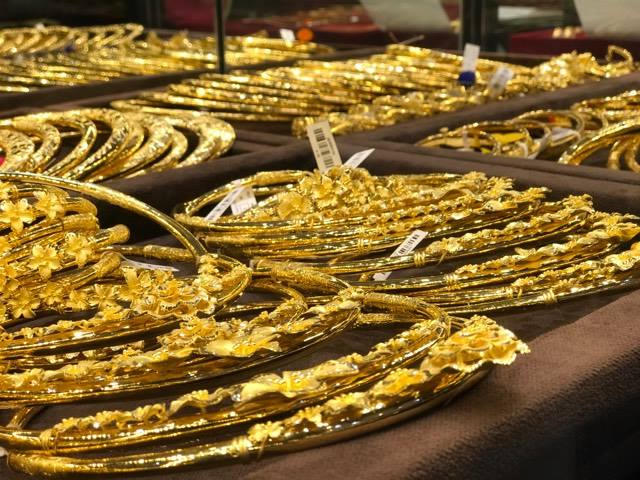 Trang sức v&agrave;ng v&ograve;ng cổ, v&ograve;ng tay h&igrave;nh hoa bắt mắt l&agrave; sự lựa chọn truyền thống