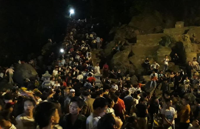 Dòng người nêm chặt tại tuyến đường đi vào động Hương Tích.