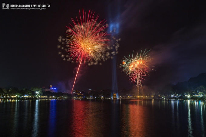 Lung linh sắc m&agrave;u ph&aacute;o hoa tại Hồ Gươm