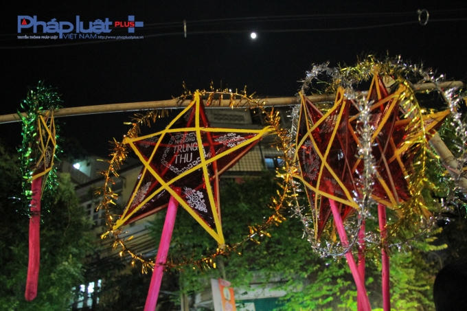 Một loại đèn Ông sao được làm "handmade" bán trên phố Hàng Mã.