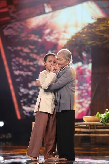 NSƯT Phi Điểu diễn xuất minh họa trong phần trình diễn "Bà Năm" của Hồ Văn Cường. Ảnh: Ân Nguyễn.