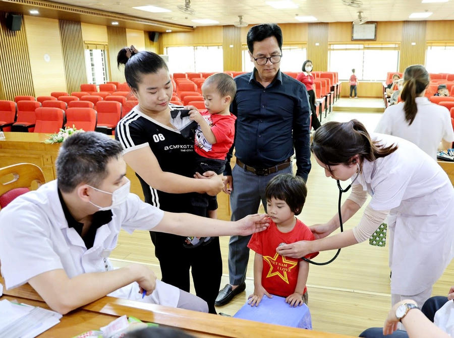 Trẻ em được khám sàng lọc trước khi phẫu thuật tại các Trung tâm y tế khu vực.