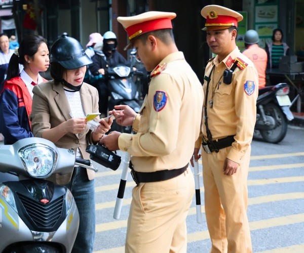 Lực lượng Công an tuần tra, kiểm soát, xử lý nghiêm tình trạng học sinh, phụ huynh chở học sinh vi phạm trật tự ATGT.