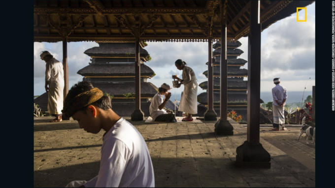 Bức ảnh "Blessing at Besakih" của Michael Dean Morgan chụp tại khu đền hơn 1000 năm tuổi Besakih, nằm ở độ cao hơn 1000m trên sườn núi phía tây nam của núi Agung, Bali. Ảnh CNN