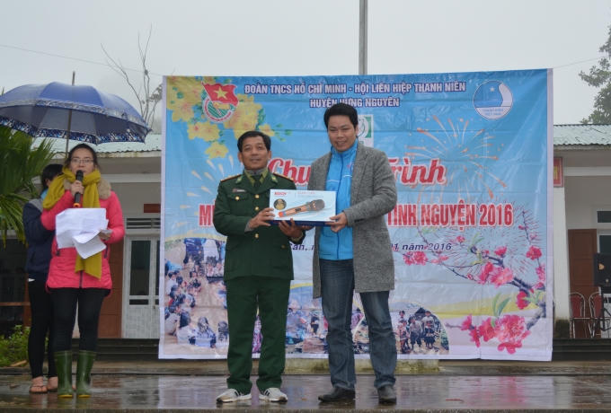 Trao yêu thương đến bà con vùng núi khó khăn nhân dịp Tết nguyên đán.