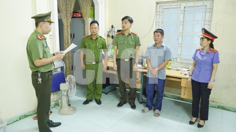 Thi hành quyết định khởi tố bị can và lệnh bắt tạm giam đối với Nguyễn Khương Hoàng về tội “Trốn thuế” - Ảnh Công an Quảng Trị.