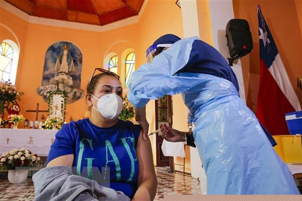 Nhân viên y tế tiêm vaccine ngừa COVID-19 cho người dân tại Valparaiso, Chile ngày 6/4/2021. (Ảnh: AFP/TTXVN)