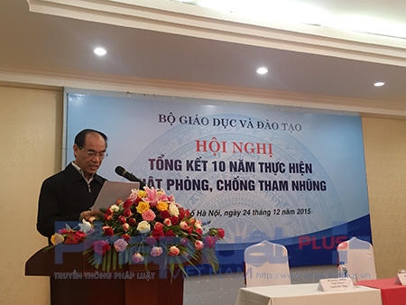 Chánh thanh tra Bộ GD - ĐT báo cáo tổng kết 10 năm thực hiện Luật phòng, chống tham nhũng. Ảnh: Loan Bảo.