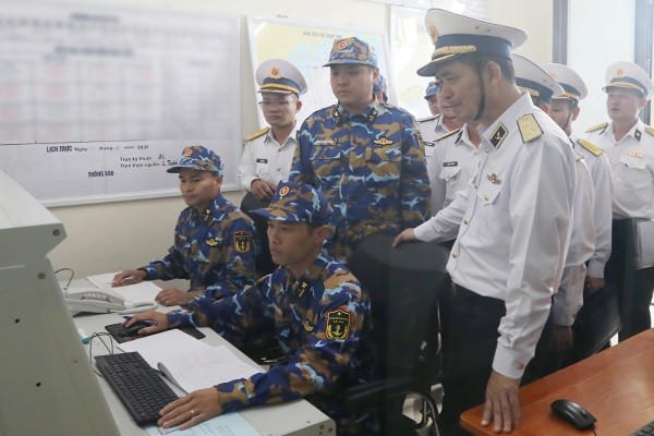 Phó Đô đốc Nguyễn An Phong cùng đoàn công tác kiểm tra kíp trực chuyên môn tại Trạm ra đa 480 thuộc Trung đoàn 151, Vùng 1 Hải quân.