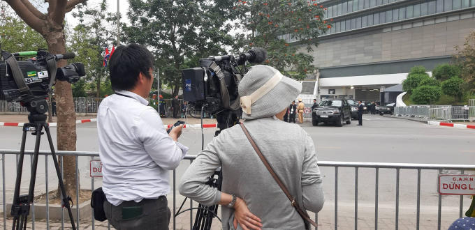 Mọi hướng nhìn đều đổ về phía khách sạn nơi đang diễn ra cuộc họp báo.