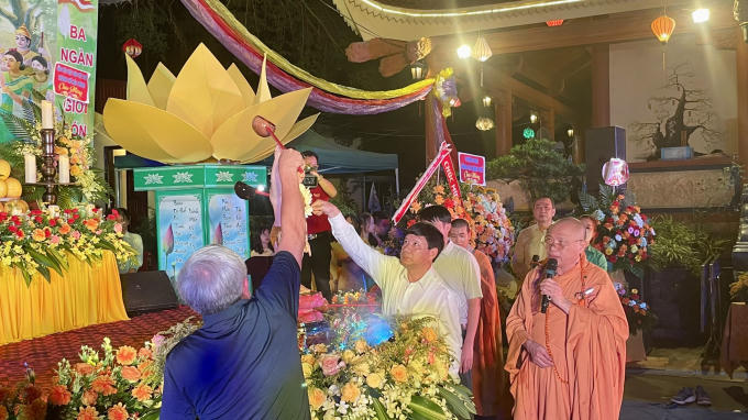 Các đại biểu thực hiện nghi thức tắm phật tại buổi lễ.