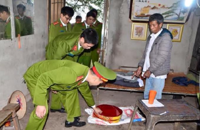 Lực lượng chức năng thu giữ pháo tại nhà Nguyễn Văn Phóng.