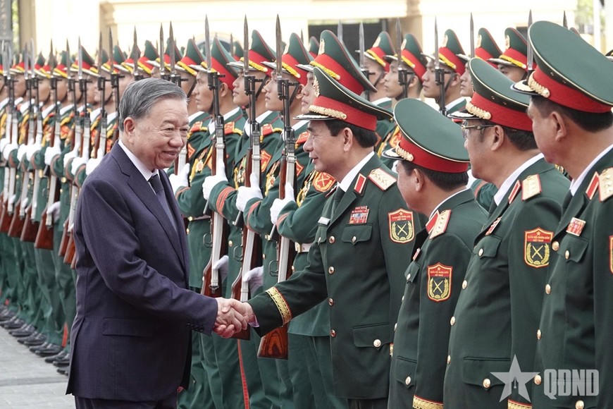Đại tướng Phan Văn Giang, Ủy viên Bộ Chính trị, Phó bí thư Quân ủy Trung ương, Bộ trưởng Bộ Quốc phòng cùng các đồng chí lãnh đạo Bộ Quốc phòng đón Tổng Bí thư Tô Lâm dự Lễ kỷ niệm 80 năm Ngày truyền thống Tổng cục Công nghiệp quốc phòng (ảnh: Báo QĐND).