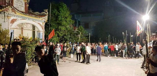 Trên tay mỗi người cầm một đoạn đuốc làm sẵn chờ xin lửa thánh đầu năm