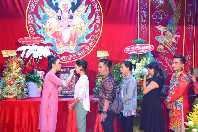 Trịnh Kim Chi tất bật chuẩn bị mọi công đoạn cho giỗ Tổ sân khấu trang nghiêm