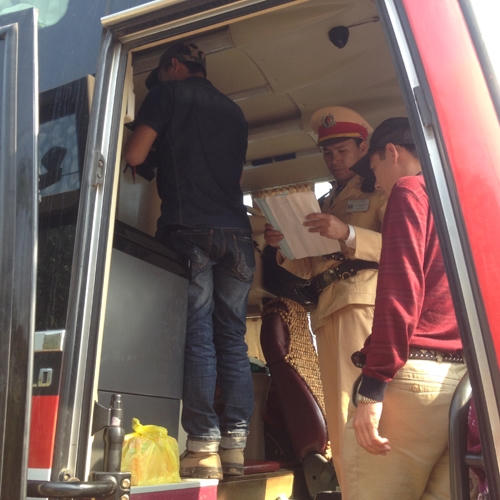 Lực lượng chức năng kiểm tra và đếm số người.