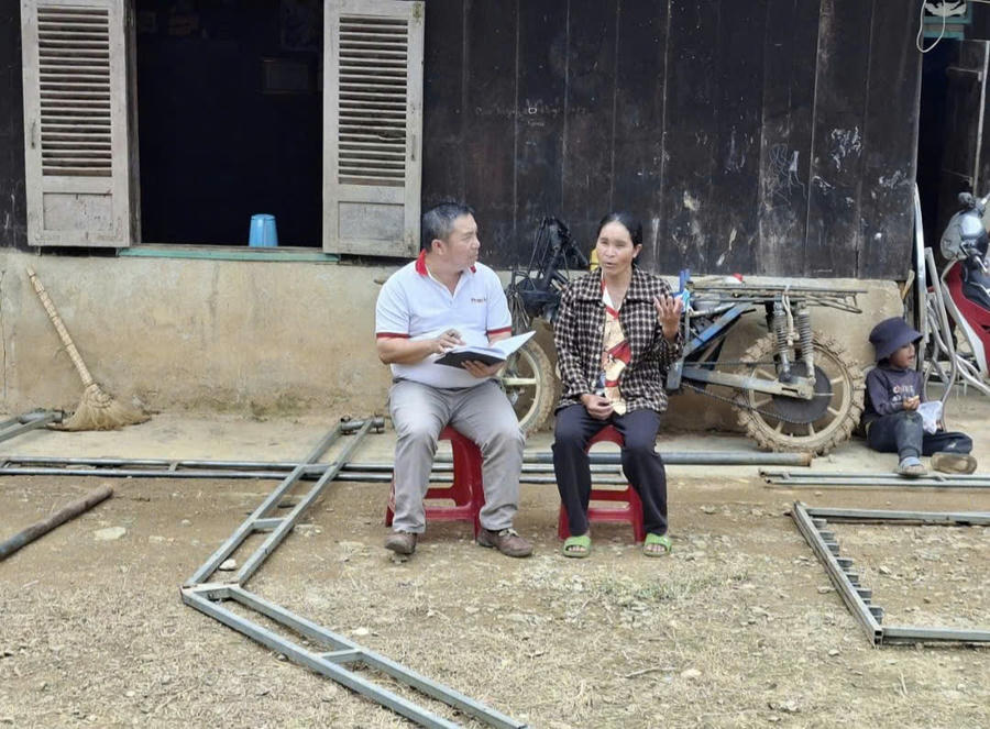 Bà Ma Then đang chia sẻ với PV bên căn nhà sống của đồng bào Churu ở xã Đà Loan, huyện Đức Trọng, tỉnh Lâm Đồng. (Ảnh: Ngọc Anh)