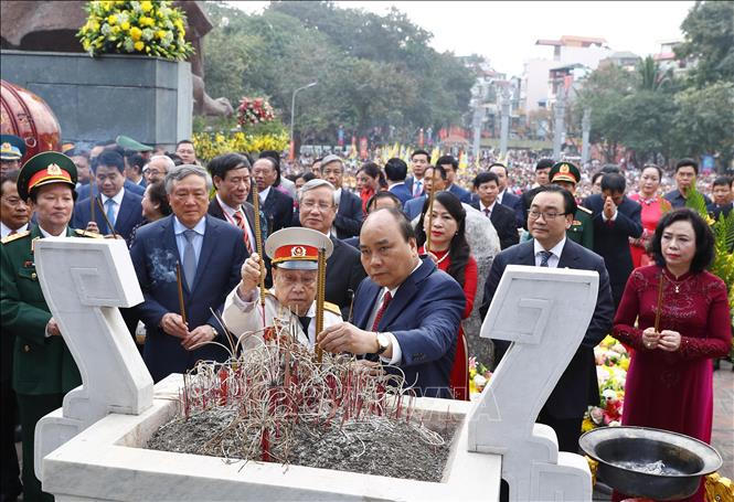 Thủ tướng Nguyễn Xuân Phúc và các đại biểu dâng hoa, dâng hương tại Lễ kỷ niệm. Ảnh: TTXVN