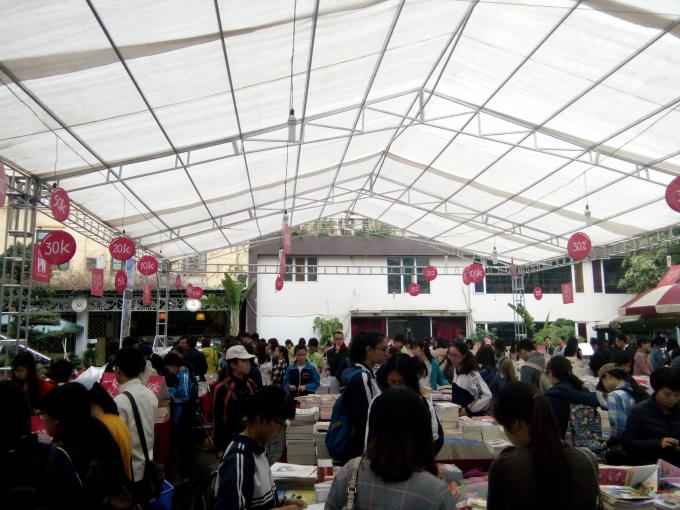 Không gian của Hội sách gần như được lấp kín sau khi mở cửa đón khách.