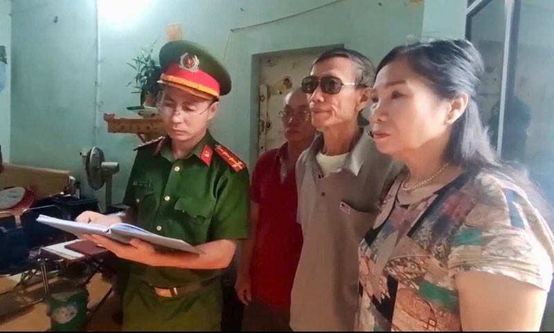 Cơ quan Công an đọc lệnh khám xét khẩn cấp trước sự chứng kiến của chính quyền địa phương.