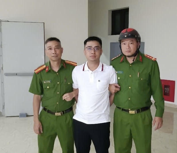 Đối tượng Bùi Đình Khánh bị lực lượng Công an bắt giữ sau gần một ngày phát lệnh truy nã.