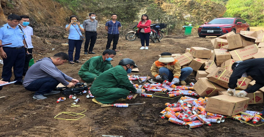 Tiêu hủy hơn 11 nghìn chai LPG mini không có chứng nhận đủ điều kiện sản xuất. Ảnh Cục QLTT Hà Giang