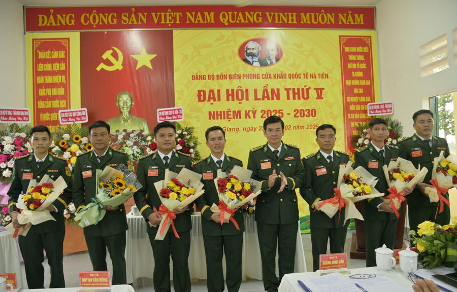 Đại tá Huỳnh Văn Đông, Bí thư Đảng ủy, Chính ủy Bộ đội Biên phòng tỉnh Kiên Giang, tặng hoa chúc mừng 7 đồng chí được Đại hội bầu vào ban chấp hành khóa mới nhiệm kỳ 2025 - 2039.