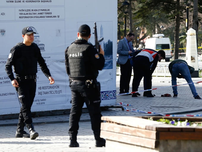Trong một bài phát biểu tại thủ đô Ankara, Tổng thống Thổ Nhĩ Kỳ Recep Erdogan đã lên án mạnh mẽ vụ tấn công khủng bố do IS tiến hành. Chính quyền Thổ Nhĩ Kỳ đã ban hành lệnh cấm phát tán hình ảnh vụ nổ, nhằm giảm thiểu sự sợ hãi của người dân và khách du lịch. (Ảnh: AP)