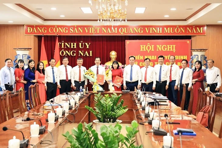 Lãnh đạo Tỉnh ủy, UBND tỉnh Đồng Nai chụp hình lưu niệm chúc mừng bà Hiền và ông Thông được bổ nhiệm giữ chức phó trưởng Ban Tuyên giáo và Dân vận Tỉnh ủy.