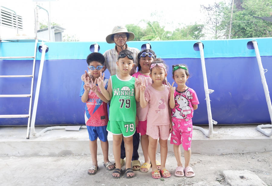 “Cô giáo” Sáu Thia cùng các học trò tại lớp bơi miễn phí bên chiếc hồ mới.