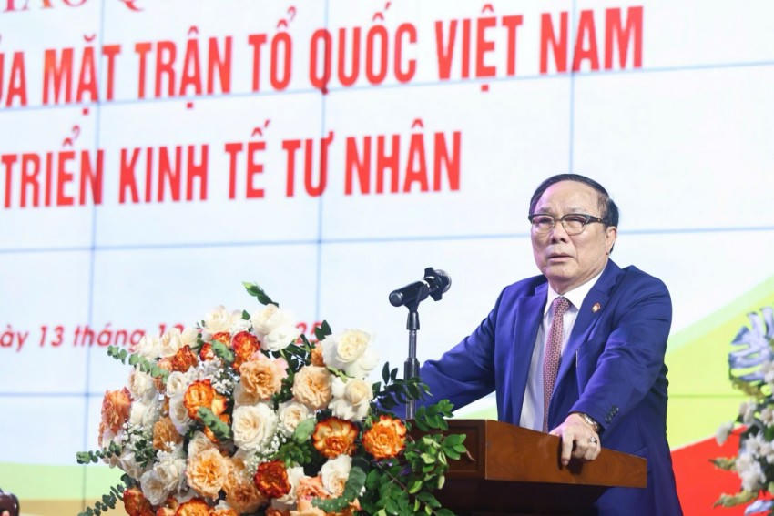 GS.TS Nguyễn Văn Đệ trình bày tham luận “Phát triển kinh tế tư nhân nhìn từ thực tiễn doanh nghiệp: khó khăn, rào cản và kiến nghị chính sách” tại hội thảo.