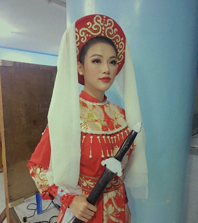 Nhờ khả năng trang điểm biến hóa cộng với việc giảm câm khiến eo và gương mặt nhỏ hơn trước mà hiện tại, Phương Khánh đang sở hữu vẻ ngoài xinh đẹp và ấn tượng hơn.