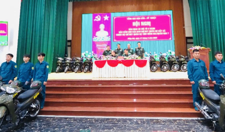 Đại diện Tổng cục Hậu cần - Kỹ thuật và Bộ CHQS tỉnh Đồng Nai ký biên bản bàn giao phương tiện