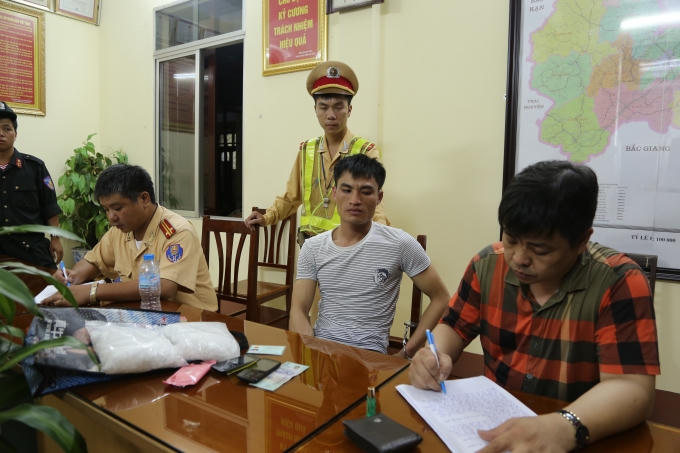 Đối tượng Chinh cùng tang vật tại cơ quan điều tra. (Ảnh: PV)