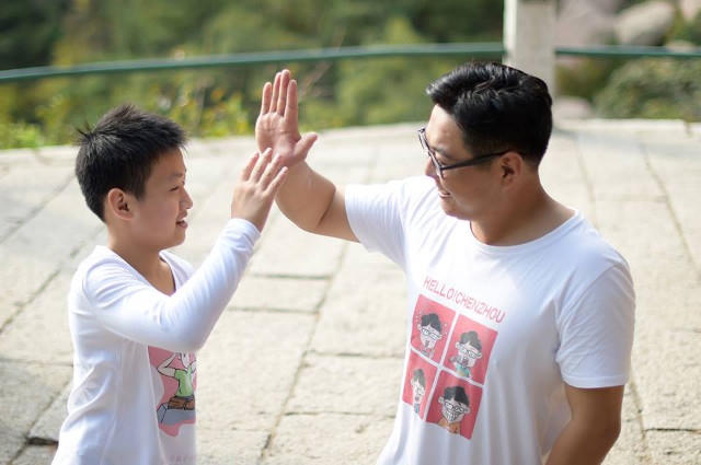 Hai thầy trò vui vẻ đập tay khi chạm mốc 900 m của ngọn núi. (Ảnh: China Daily)