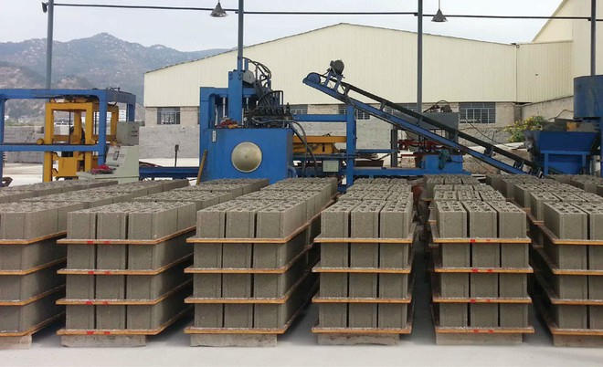 Doanh nghiệp sản xuất gạch không nung. Ảnh minh hoạ