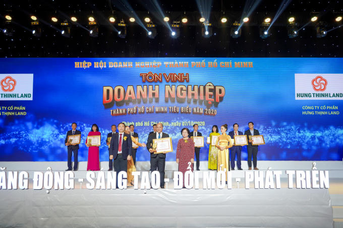 Ông Lê Trọng Khương - Tổng Giám đốc Hưng Thịnh Land nhận cúp và bằng khen giải thưởng Doanh nghiệp TP.HCM tiêu biểu năm 2020dành cho Hưng Thịnh Land từ bà Trương Mỹ Hoa - Nguyên Phó Chủ tịch Nước Cộng hòa Xã hội Chủ nghĩa Việt Nam và ông Dương Anh Đức - Phó Chủ tịch UBND TP.HCM
