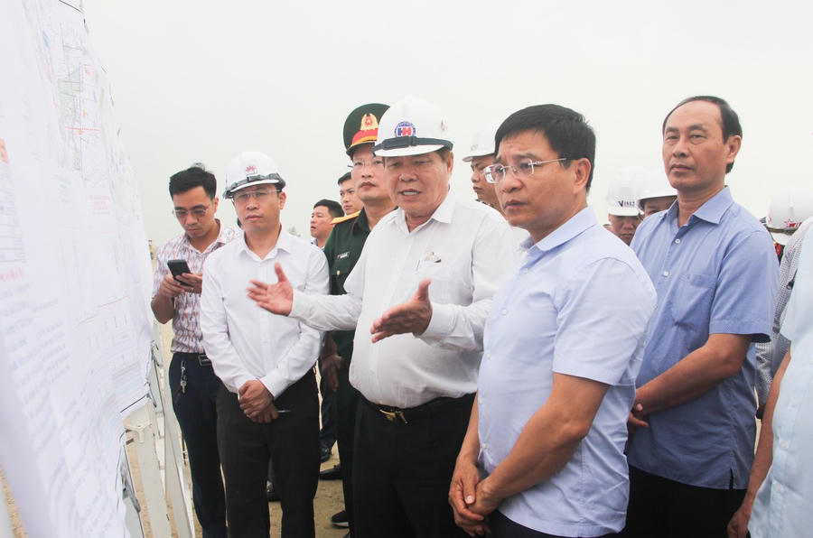 Đại diện nhà đầu tư báo cáo tiến độ thực hiện dự án.