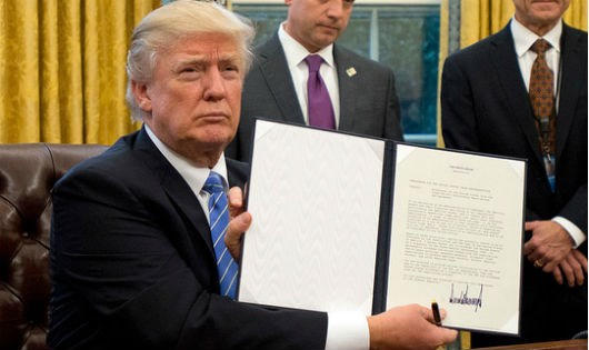 Sắc lệnh sửa đổi cấm công dân 6 nước Hồi giáo nhập cảnh Mỹ trong vòng 90 ngày và đình chỉ việc cho phép người tị nạn vào Mỹ trong vòng 120 ngày.