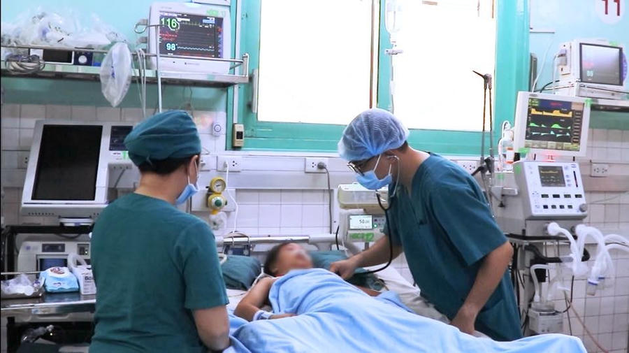 Bé M. được chăm sóc tại khoa Hồi sức tích cực chống độc Bệnh viện Nhi đồng 2. (Ảnh: Bệnh viện cung cấp)