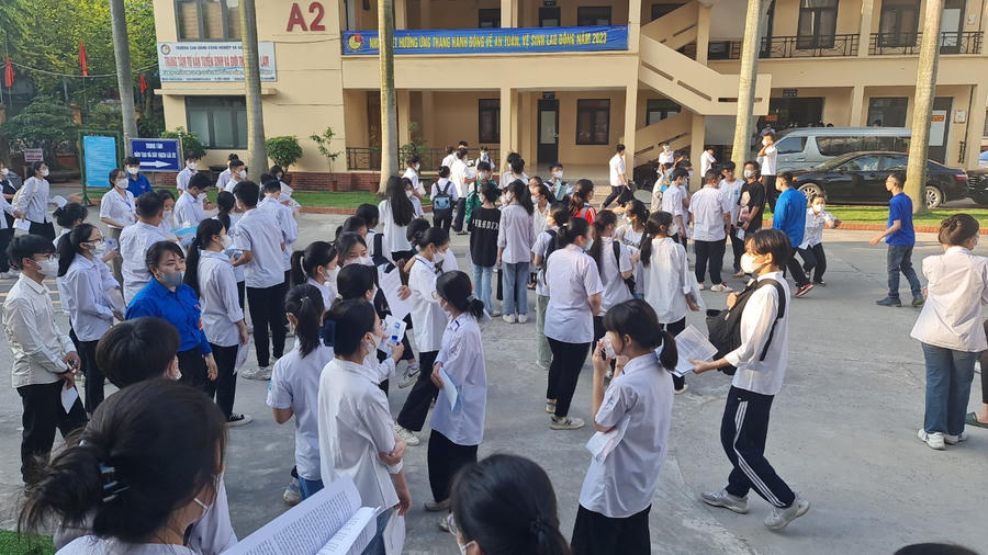 Các thí sinh đến điểm thi Trường THPT Phả trong buổi thi đầu tiên sáng 1/6.