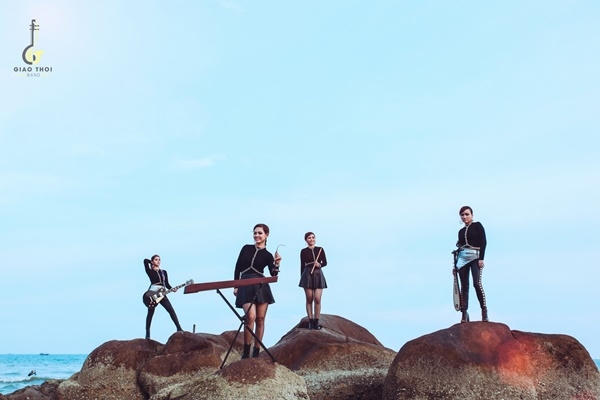 Nội dung bài hát Bước chân Việt kể lại truyền thuyết con Rồng, cháu Tiên.