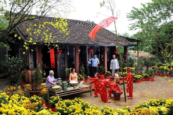 Tết ngày nay, mọi người vẫn quây quần bên nhau, việc gói bánh chưng ở mỗi gia đình vẫn còn, nhưng đã ít hơn. Ảnh: internet.