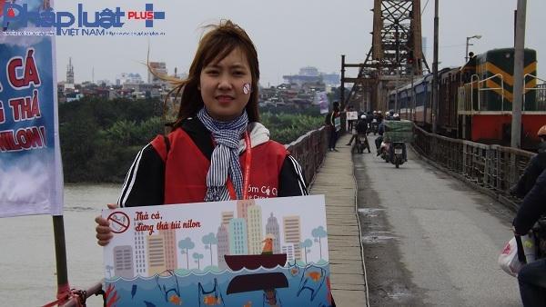 Một trong những bóng hồng tình nguyên của nhóm Tình nguyện cá chép.