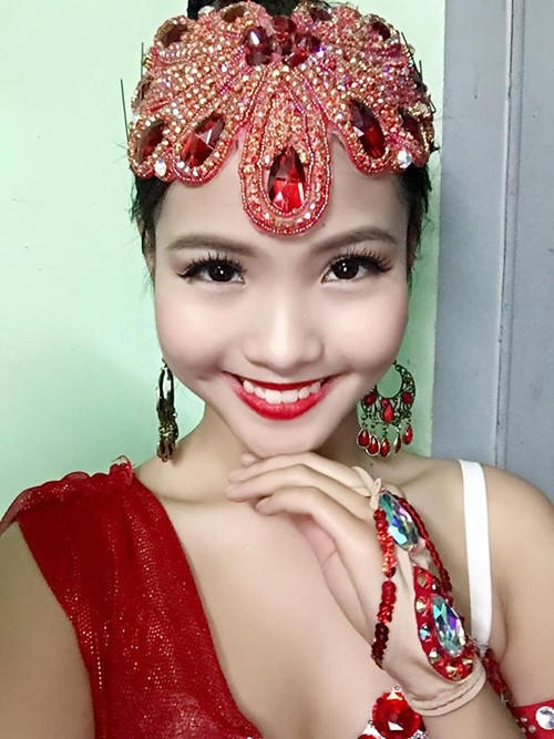 Tương tự “nửa kia”, Khánh Linh có niềm đam mê lớn dành cho bộ môn nhảy múa. Cô từng đoạt giải nhì cuộc thi Got to dance của trường THPT Việt Đức cũng như được chọn là một trong những gương mặt tiêu biểu cho thủ đô lưu diễn ở Đài Loan, Hong Kong, Ma Cao, Pháp hay Thụy Điển...