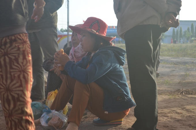Người dân ăn tạm bánh mỳ, uống nước trước giờ xét xử