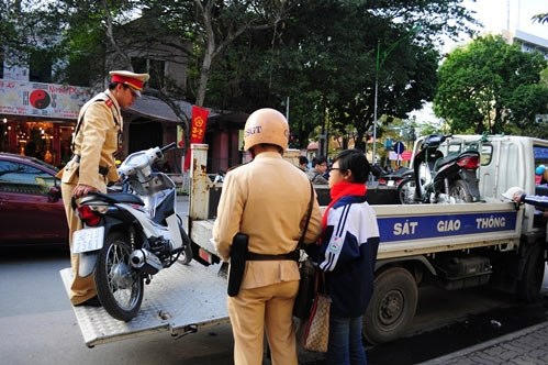 Các phương tiện vi phạm bị CSGT giữ xe