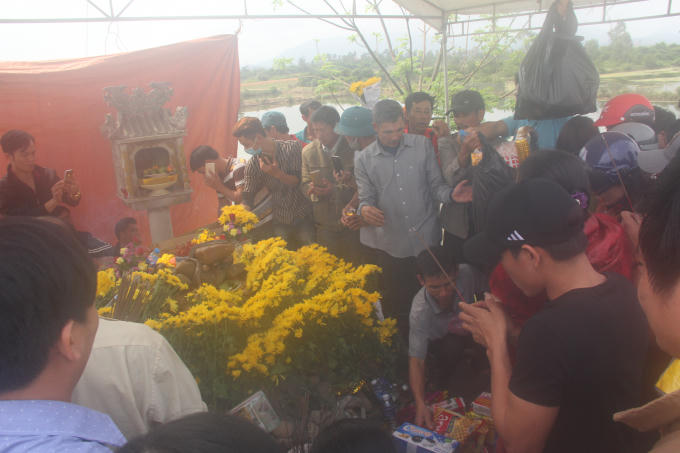 Nhiều người vái lạy, dâng hoa, cúng tiền cho "bà rắn".