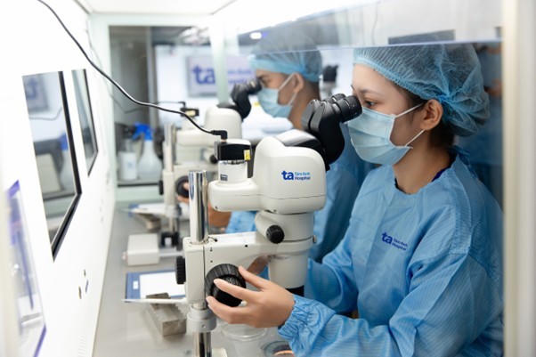 Chuyên viên phôi học thực hiện các kỹ thuật chuyên sâu thụ tinh ống nghiệm trong hệ thống phòng labo tối ưu các điều kiện. Ảnh: IVF Tâm Anh Quận 8
